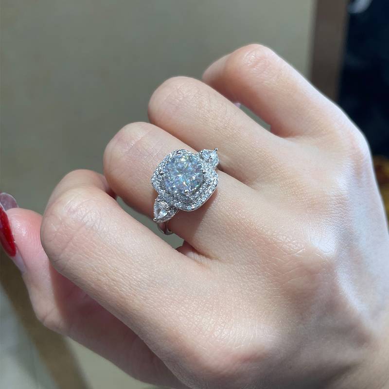 豪华款方包圆钻女戒S925银镀白金定制选款主石莫桑钻2.0ct/副石高碳钻